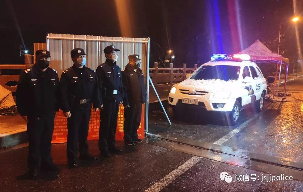 城西派出所民警卡口夜間值守,檢查人員和過往車輛,守好城區的西大門.