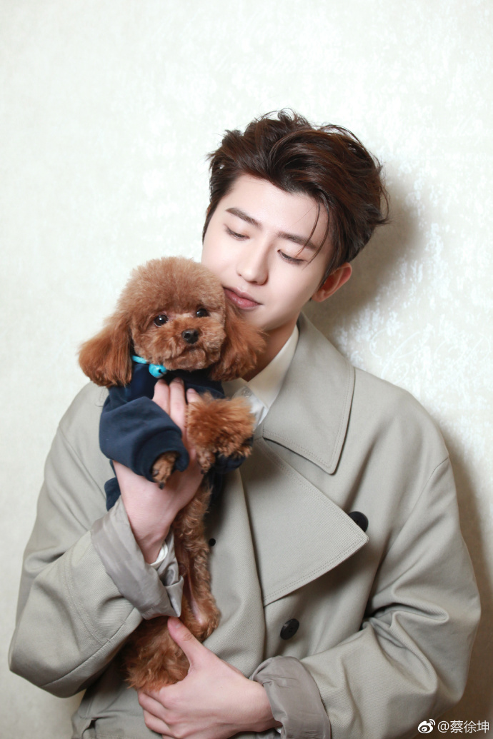 去年今日|蔡徐坤更博晒抱狗狗照片 坤式深情凝视再现羡煞旁人