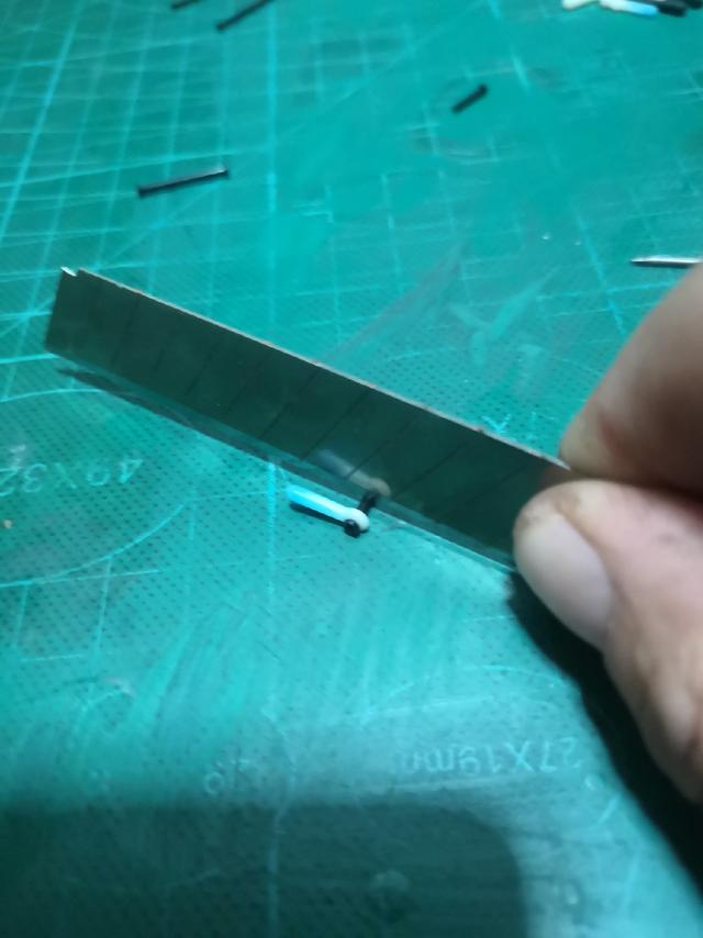 穿过漂座后用刀片留下长度约两毫米切断准备下一部工作.