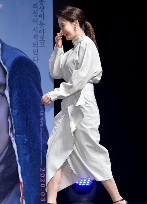 韩国跑男成员宋智孝气质真好,穿连衣裙清纯感十足,太惊艳了