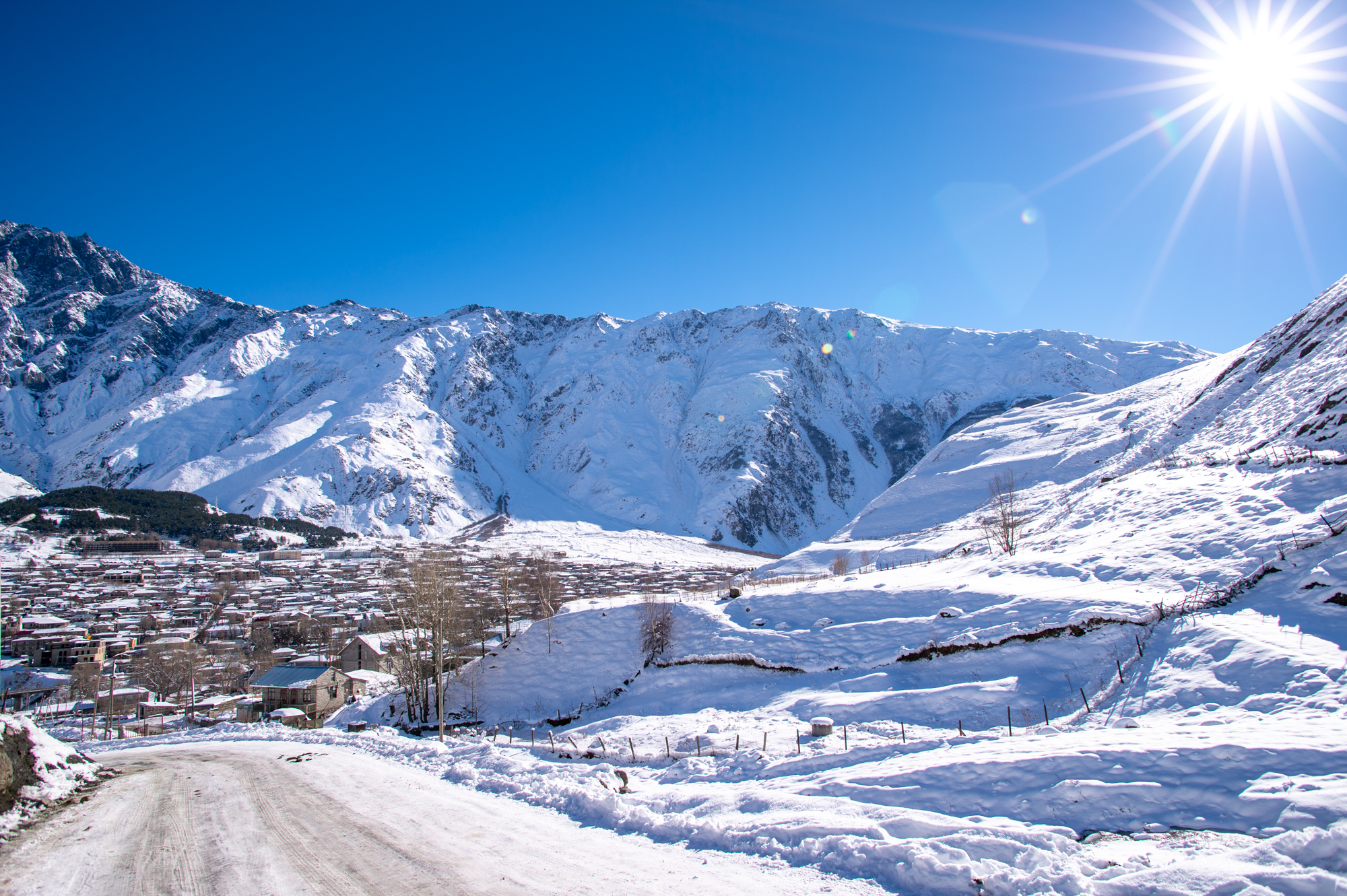 卡兹别克格鲁吉亚著名的旅游胜地雪山脚下的小镇宛若世外桃源