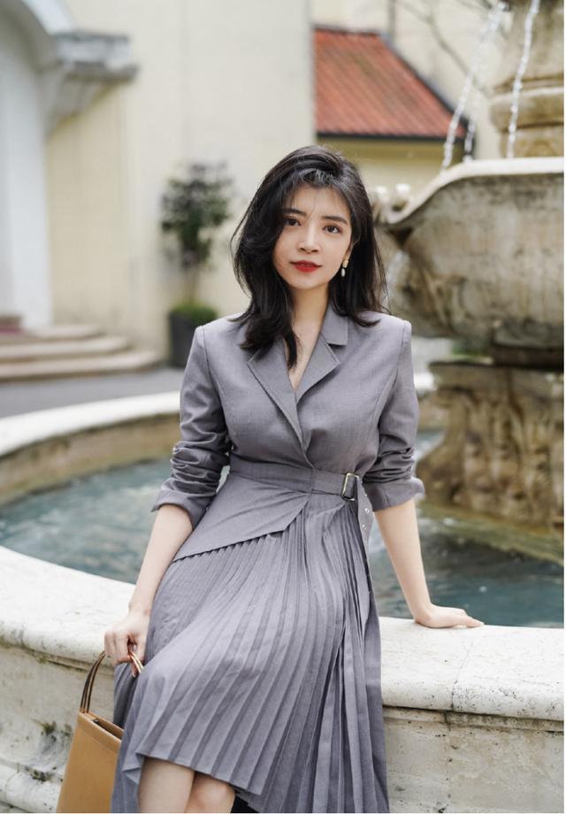 三木时尚博主穿搭高级时髦,西服拼接百褶裙合二为一,清爽又干练,西装