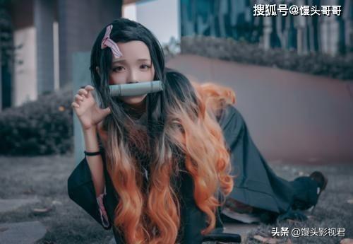 15岁萝莉cos祢豆子,为了秀腿绑上4个沙包,不怕练出肌肉?