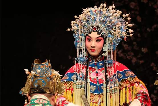 呛起呛,这种阵仗一起,感觉就是一场大戏即将上演,戏台上的生旦净末丑