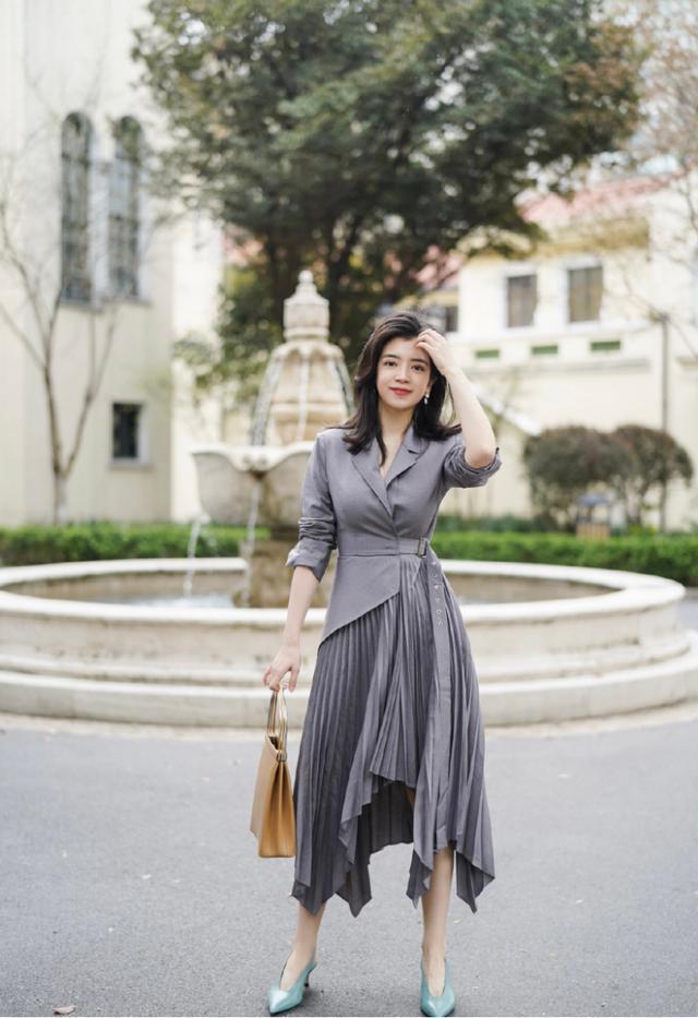 "女神博主"三木,穿西服连衣裙凹凸有致,"凹凸"身材看了脸红