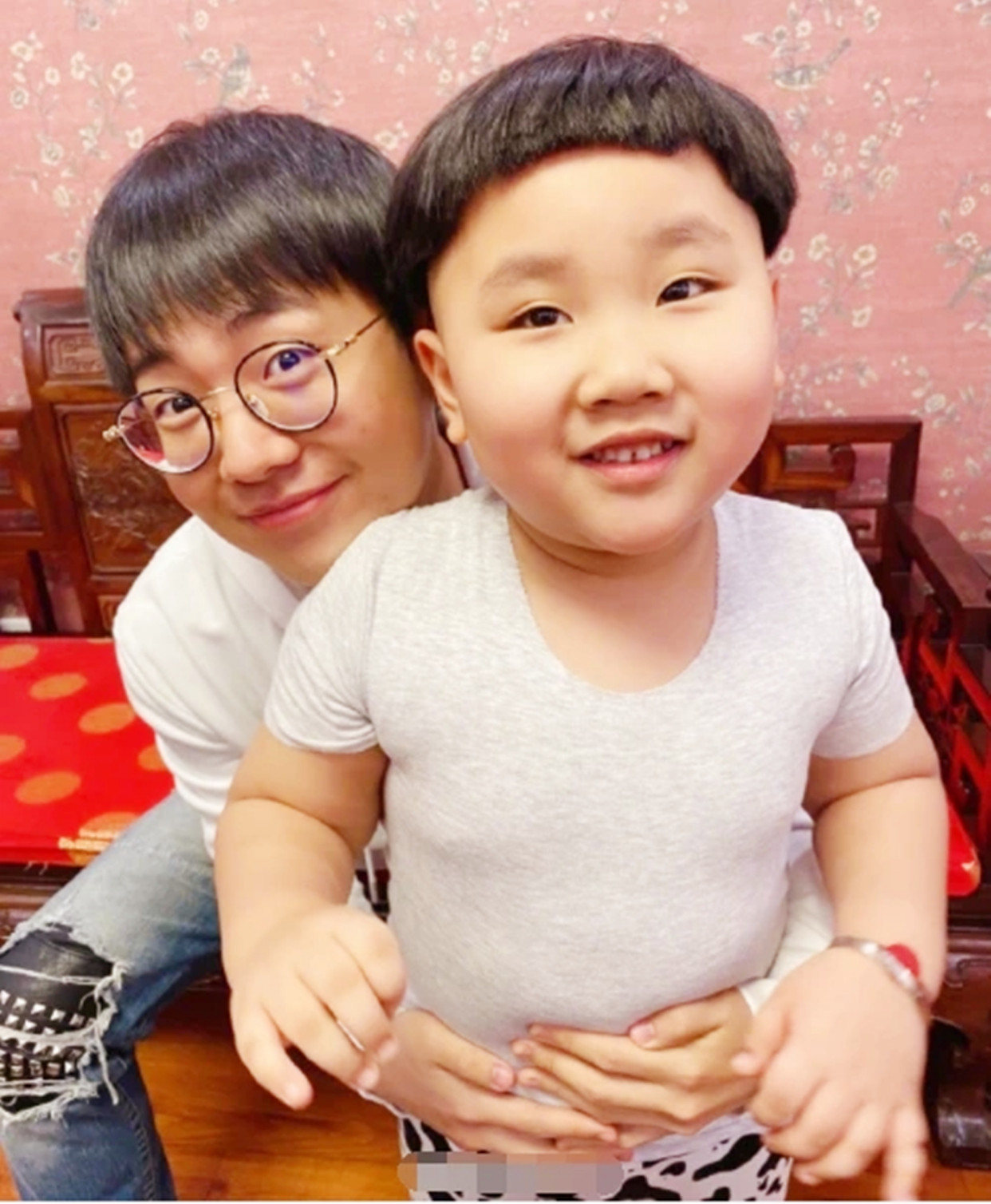 原创情人节郭德纲晒二儿子紧身衣奶牛裤勒出傲人曲线