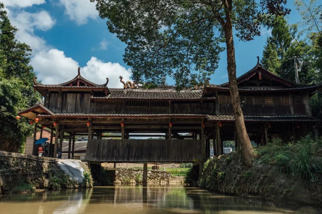 刘宅桥为木平梁廊桥,位于三魁镇刘宅村水尾,始建于明永乐三年(1405)