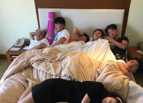 郑凯暖房趴爆照大黑牛李晨实力抢镜表情搞怪可见心情大好