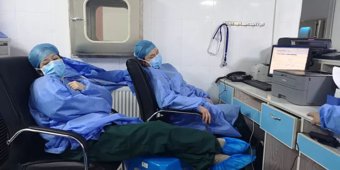 瓮安县人民医院感染科医护人员连续战斗在一线后,休息瞬间坝固坡脚寨