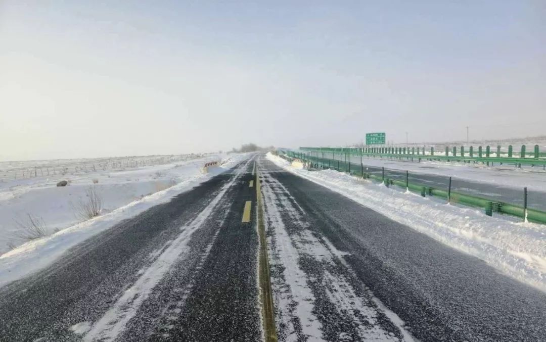 g207线(乌兰浩特-海安)白音华-吉林牧场部分路段路面有薄雪,吉林牧场