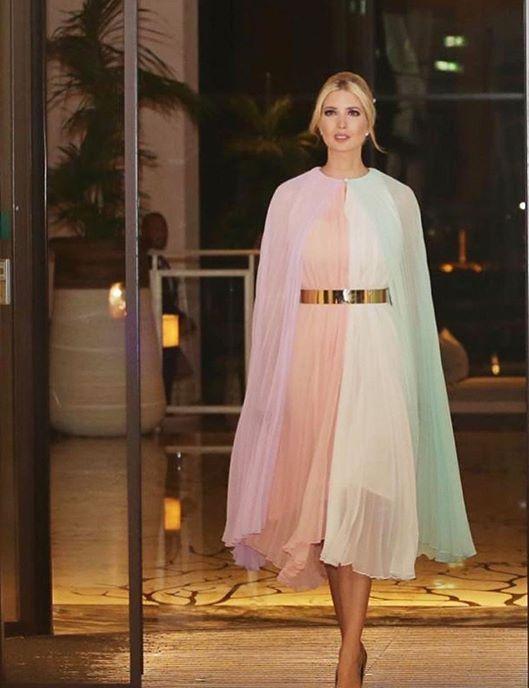 原创伊万卡走小仙女路线太美了!一袭彩虹斗篷裙闪耀晚宴,高贵无比啊