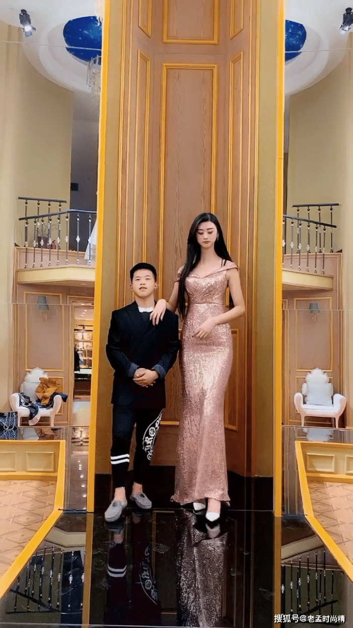 美女这身高秒杀一般男人这小矮子都吓得摔倒了