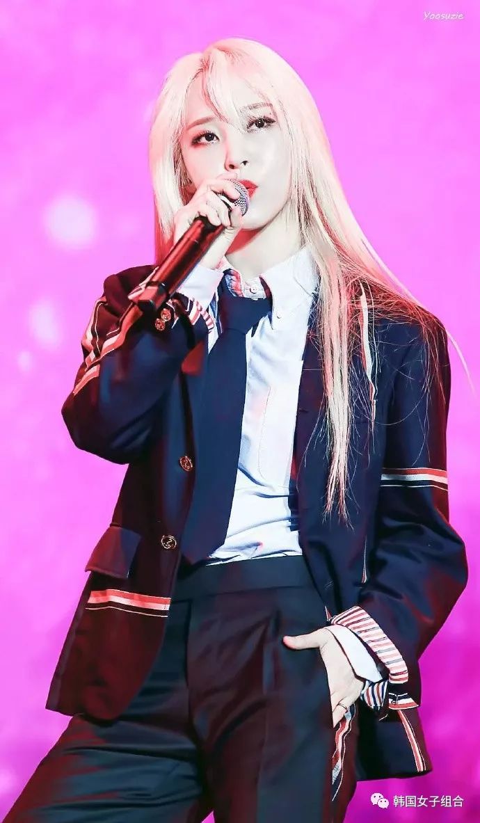 网友:表白超适合西装的文星伊,是帅美结合很好的星伊,穿的多也能看出