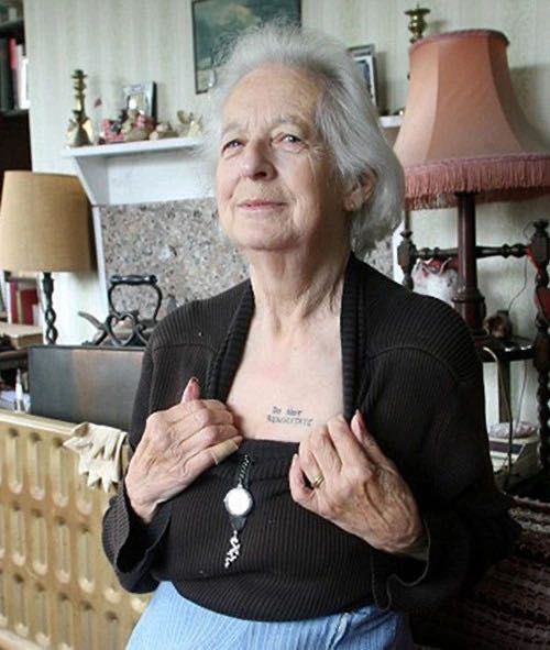 和日丽的下午,去纹身店花了6美元,纹下了"do not resuscitate"的字样