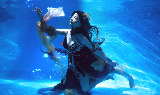 95后小姐姐为拍美人鱼cos寒冬下水4小时网友你这是水下点火