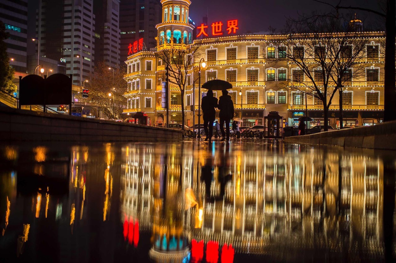 上海大世界是上海著名的游乐中心深受很多游客喜欢