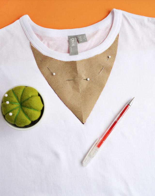 把一件普通的白色t恤改造得更加时髦只要剪一下就能轻松完成