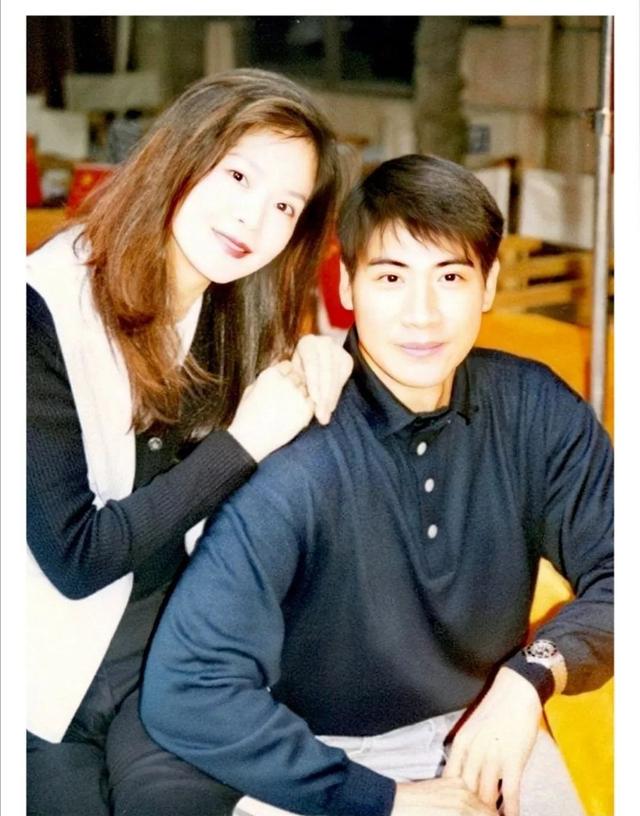 因《婉君》走红,她嫁给爱情老公却出轨两次,为了孩子不离婚_俞小凡