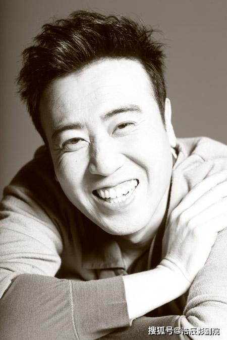 于和伟励志人生母亲45岁生他3岁丧父被长24岁大姐喂奶长大