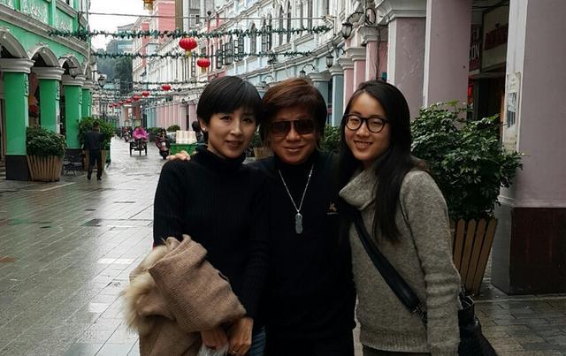 功夫巨星梁小龙70岁容颜苍老妻子年轻漂亮女儿比父亲还牛