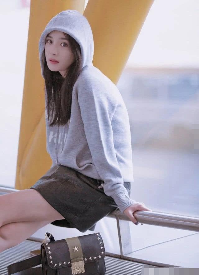 杨幂穿短裙坐下拍照,看到她下意识的动作,真当自己没男粉?_穿着