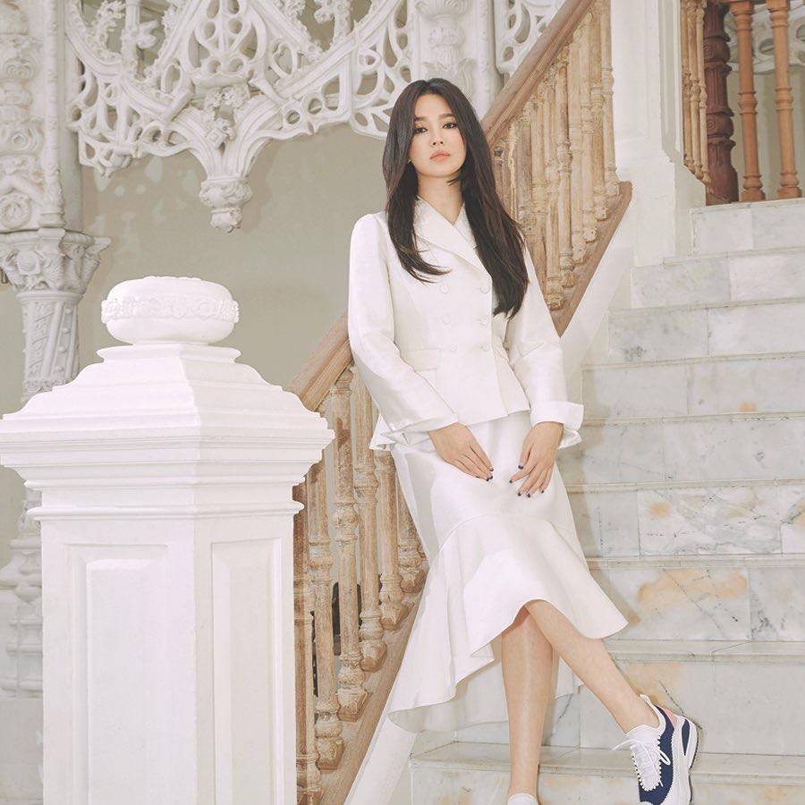 她嫁小4岁男星还没两年就离婚,今穿蓝色牛仔裙,配卷发清纯迷人_宋慧乔