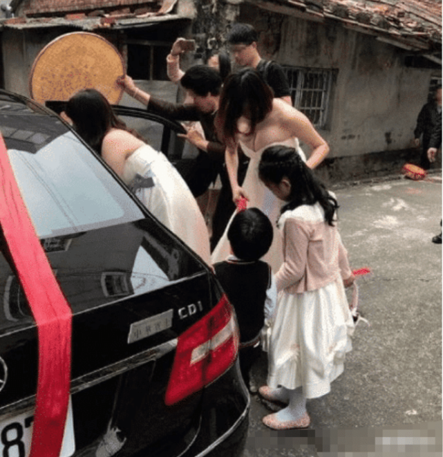 抖音"最美伴娘"火了,穿着隆重抢尽风头,网友:这分明是来砸场子的!
