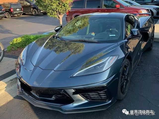 五菱跑车高调现身街头气场全开