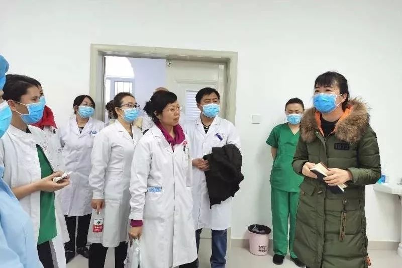 症医学科李风森教授大年二十九就前往自治区疫情防控中心"指挥战斗"