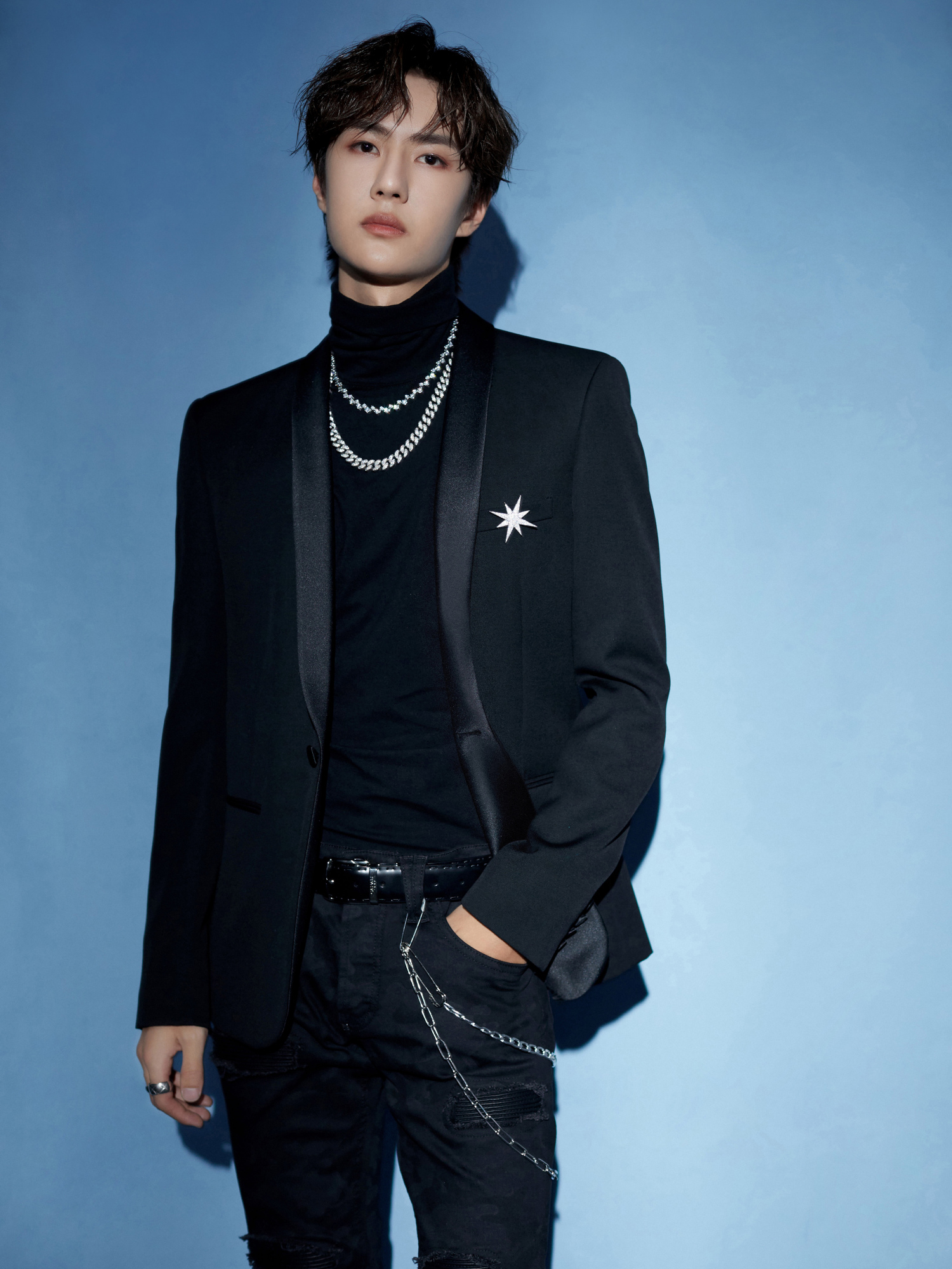 肖战新造型上线,黑色西装搭配小高领,王一博也这样穿?