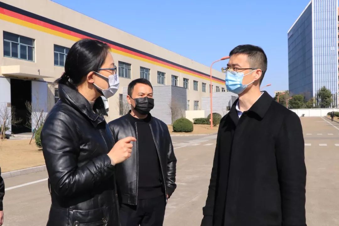 鄞州区总工会常务副主席姚燕君一行走访了云龙辖区已复工的企业博威