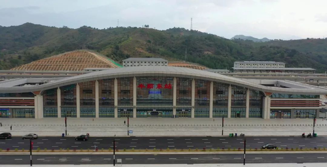 丰顺东站高铁站外,没有往日的车水马龙,只有少数旅客走动,他们带着