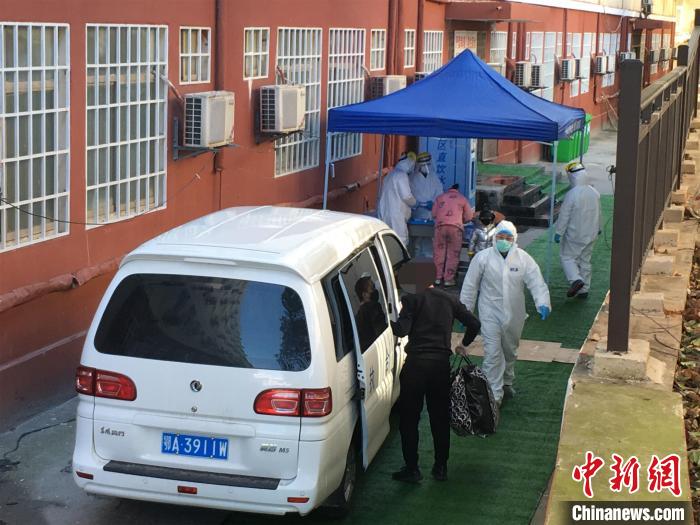 探访武汉高校隔离点一人一间生活用品配备齐全