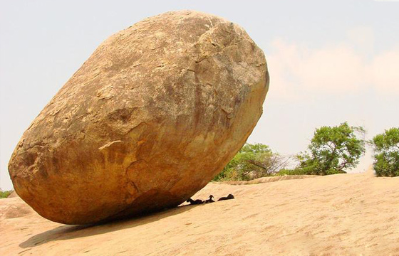 印度有一块怪异的巨石,能无视地球引力,一千多年而不倒