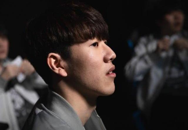 虽然theshy目前的年纪还非常年轻,职业生涯正值巅峰期