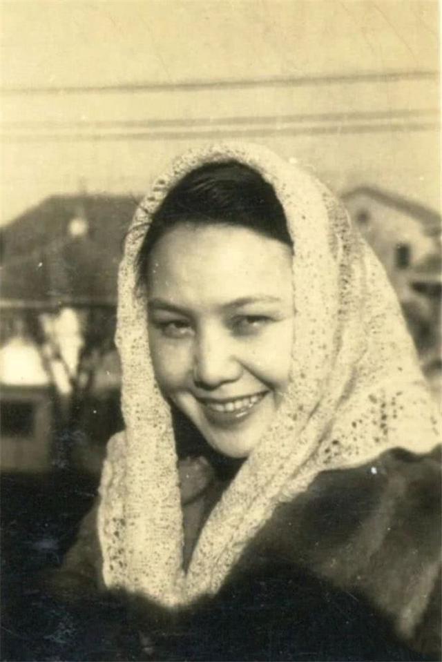 听说四川军阀霸道好色,不好对付,影人剧团中12位女子结成12姐妹,吴茵