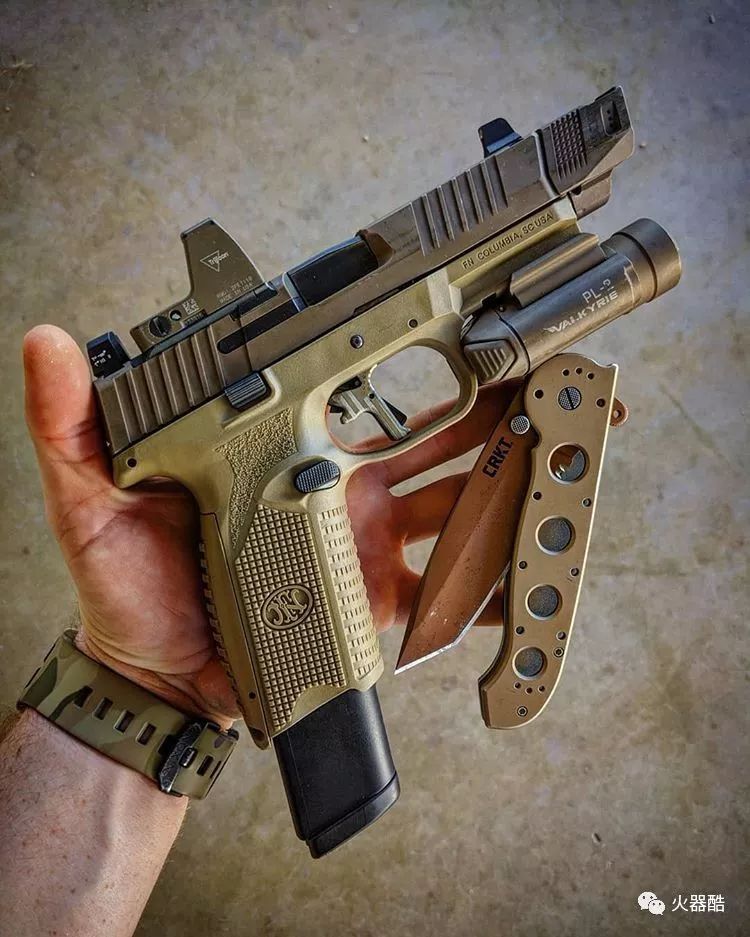 【国外枪迷相册】不知道拥有这么多经典武器是不是一种很嗨的感觉