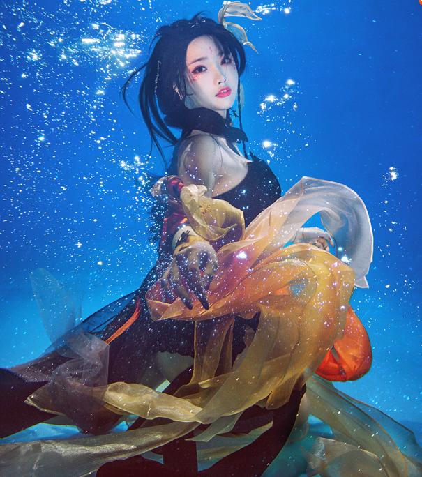 95后小姐姐为拍美人鱼cos寒冬下水4小时网友你这是水下点火