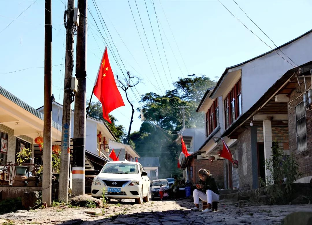 现今的倚邦老街"胡大队长"说:不要打仗了,都是农民,不要打了!