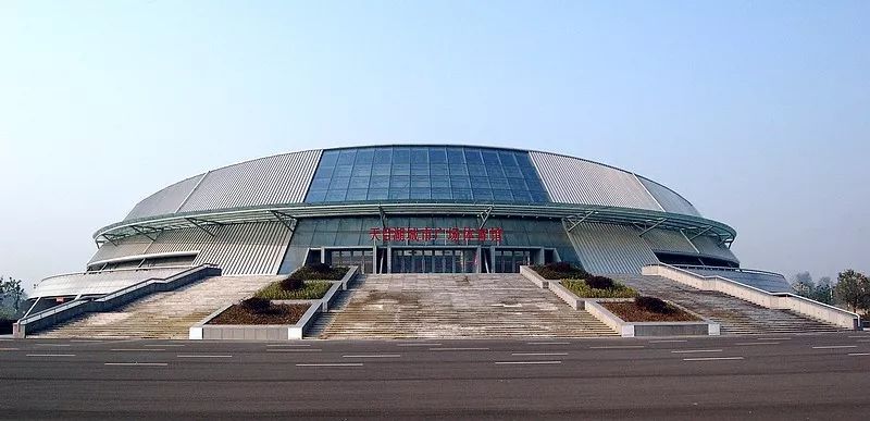 溧阳市政府大楼门口拍个照感受生活的慢节奏让自己放空一下想去燕山