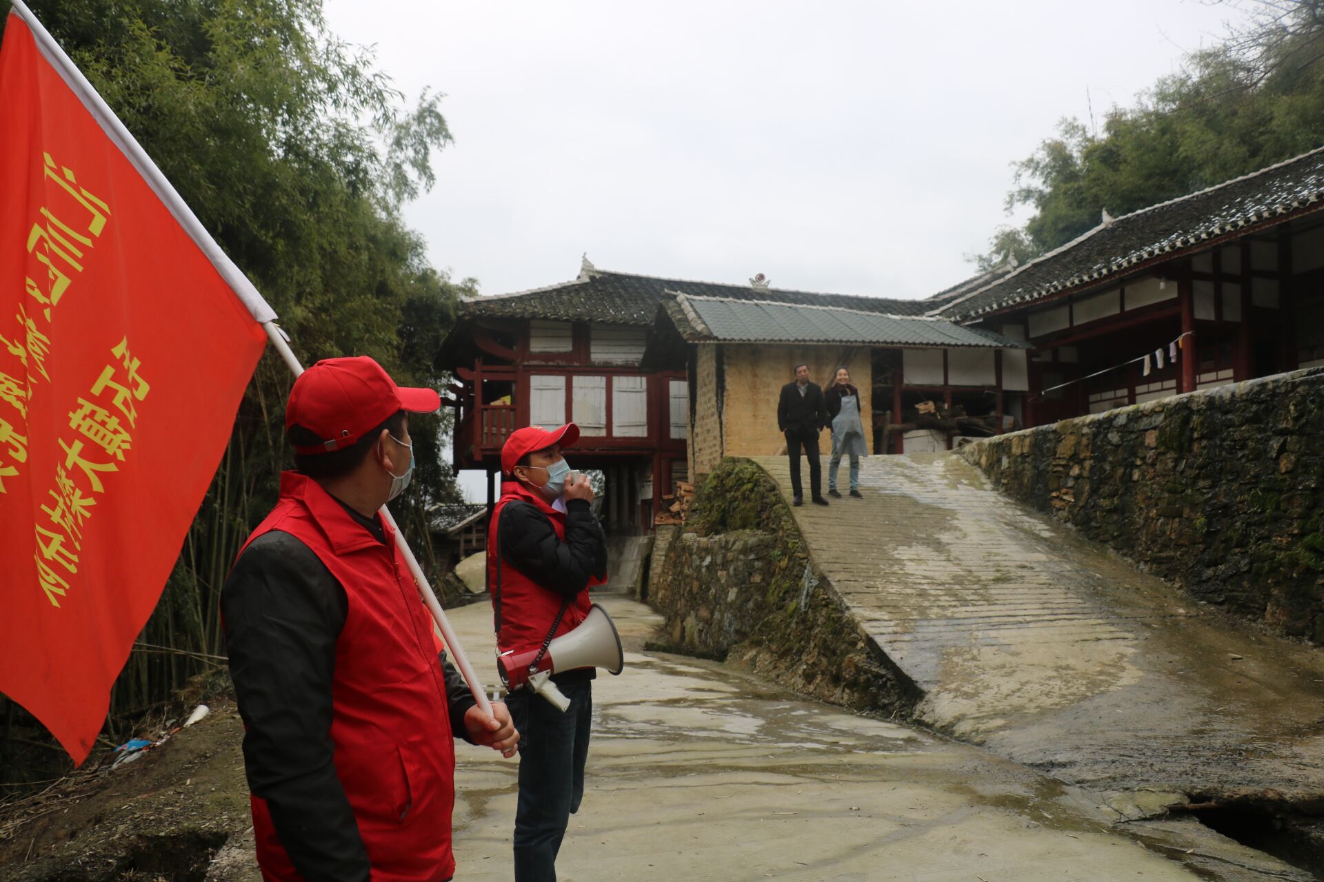 毛石镇大梨村:大喇叭喊话挨家挨户进行春耕备耕和疫情防控宣传