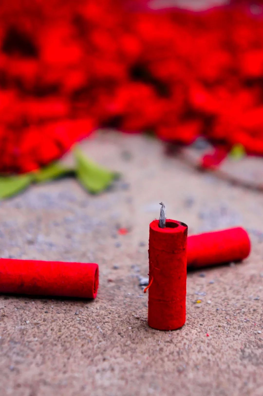 是对新年的期待震耳欲聋的鞭炮装在红色的红包的压岁钱它有着不同的