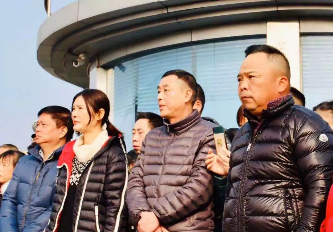 公司马建荣董事长,陈忠静,陈芝芬副总等公司高层领导亲自来到春运现场