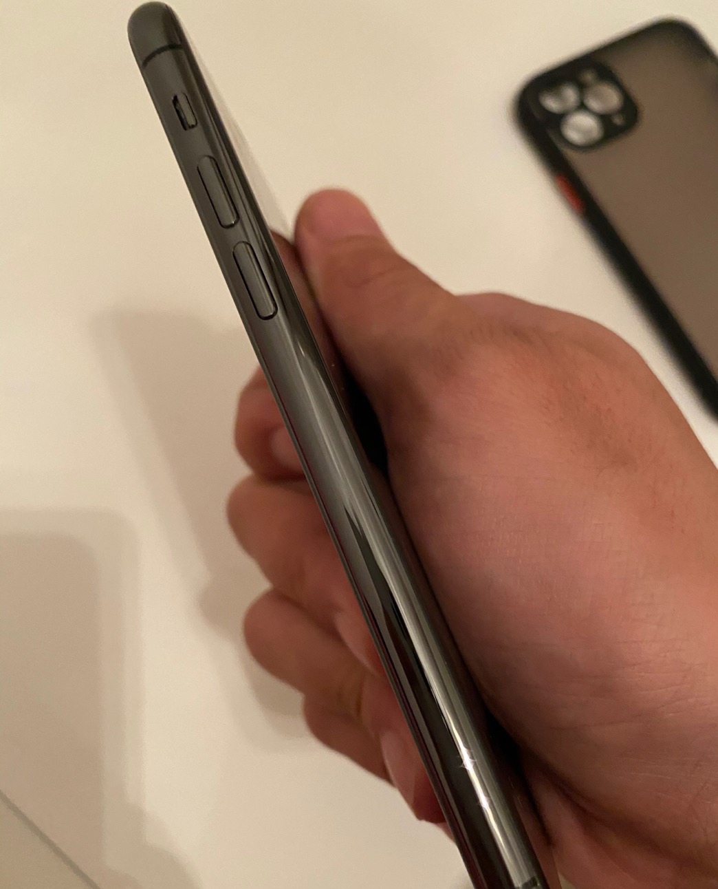 这是手机侧面,从侧面来看也没有发现有什么问题,也没有看到有明显的