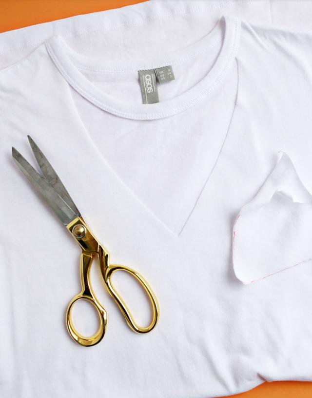 把一件普通的白色t恤改造得更加时髦只要剪一下就能轻松完成