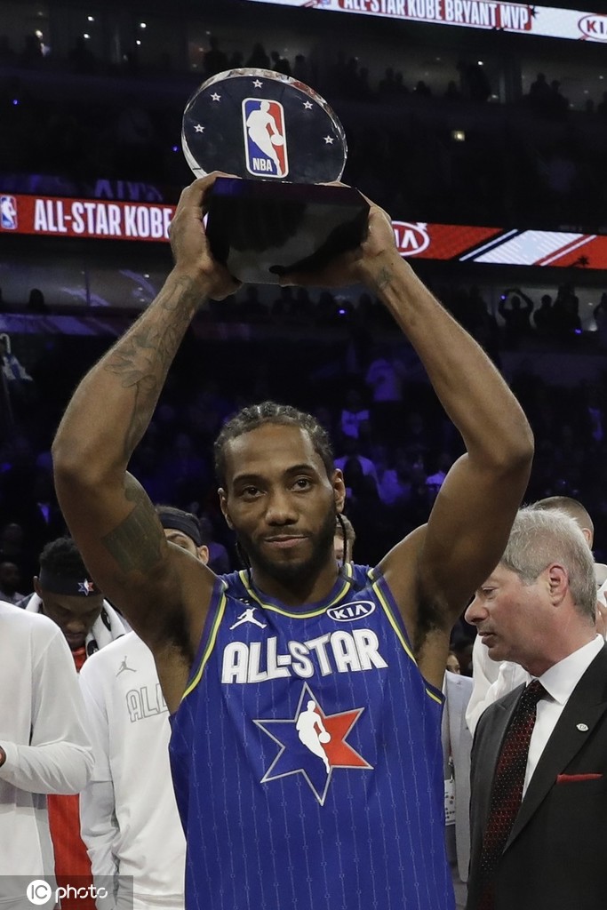 小卡:感谢科比为我所做的一切 这个奖杯献给他_伦纳德