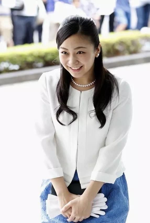 真子公主和佳子公主绝版照:雅子妃的两位女儿,气质美貌各有千秋