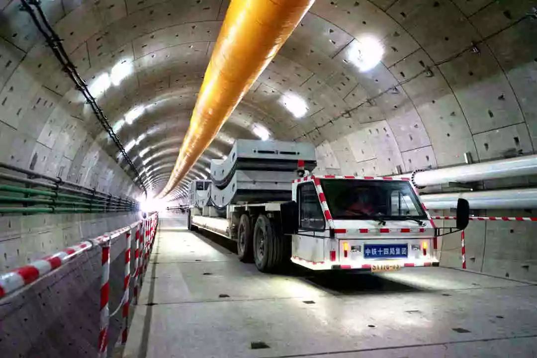 央视4个栏目循环报道济南黄河隧道复工
