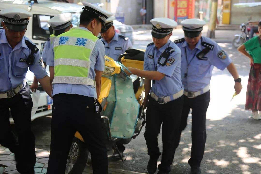"禁摩限电"就能够不堵车了?民众一反问,专家哑口无言!
