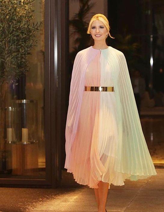 原创伊万卡走小仙女路线太美了!一袭彩虹斗篷裙闪耀晚宴,高贵无比啊